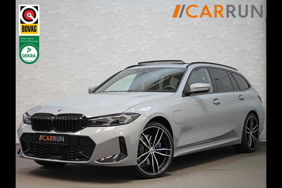 BMW 3 Serie Touring 330e 292pk M-Sport-Pro | Carbon | ACC | Stuurverw. | M50 jahre | M340 Bumper en uitlaat | E.TH 1500kg | Pano | Camera | Dab+ | Adaptieve Cruise Control | Ambiance | Lane & Side Assist  | Apple & Android Carplay | Fabrieksgarantie.