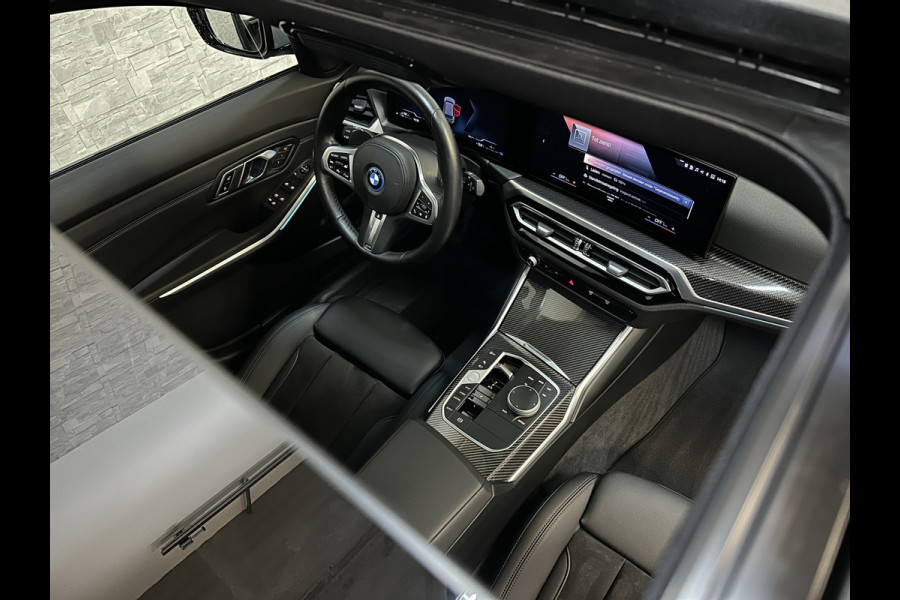 BMW 3 Serie Touring 330e 292pk M-Sport-Pro | Carbon | ACC | Stuurverw. | M50 jahre | M340 Bumper en uitlaat | E.TH 1500kg | Pano | Camera | Dab+ | Adaptieve Cruise Control | Ambiance | Lane & Side Assist  | Apple & Android Carplay | Fabrieksgarantie.