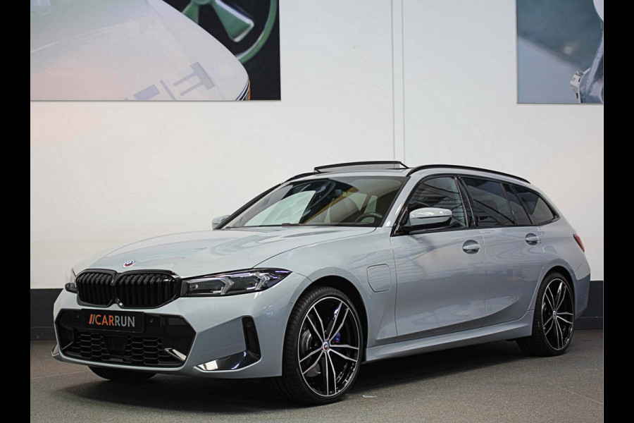 BMW 3 Serie Touring 330e 292pk M-Sport-Pro | Carbon | ACC | Stuurverw. | M50 jahre | M340 Bumper en uitlaat | E.TH 1500kg | Pano | Camera | Dab+ | Adaptieve Cruise Control | Ambiance | Lane & Side Assist  | Apple & Android Carplay | Fabrieksgarantie.