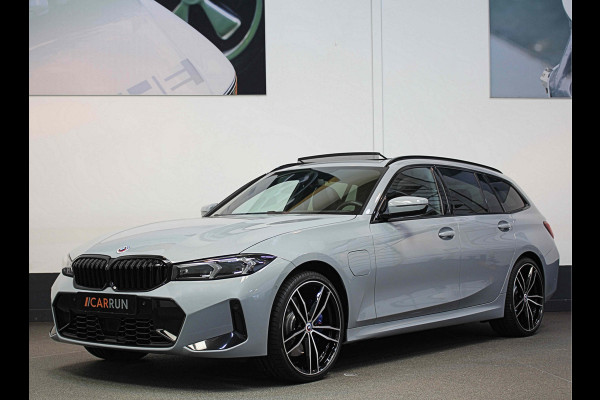 BMW 3 Serie Touring 330e 292pk M-Sport-Pro | Carbon | ACC | Stuurverw. | M50 jahre | M340 Bumper en uitlaat | E.TH 1500kg | Pano | Camera | Dab+ | Adaptieve Cruise Control | Ambiance | Lane & Side Assist  | Apple & Android Carplay | Fabrieksgarantie.