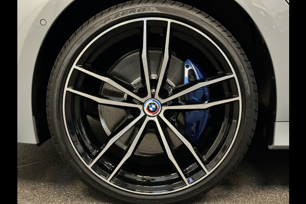BMW 3 Serie Touring 330e 292pk M-Sport-Pro | Carbon | ACC | Stuurverw. | M50 jahre | M340 Bumper en uitlaat | E.TH 1500kg | Pano | Camera | Dab+ | Adaptieve Cruise Control | Ambiance | Lane & Side Assist  | Apple & Android Carplay | Fabrieksgarantie.
