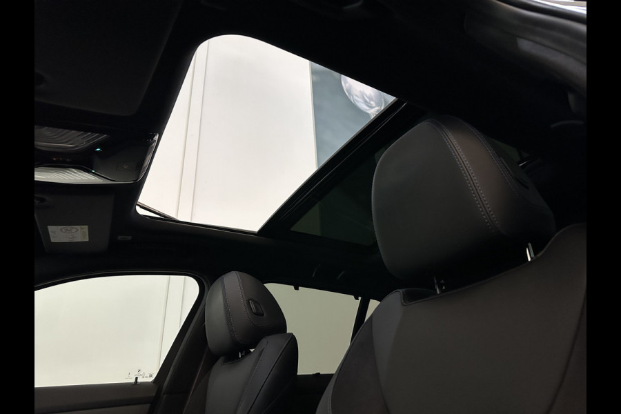 BMW 3 Serie Touring 330e 292pk M-Sport-Pro | Carbon | ACC | Stuurverw. | M50 jahre | M340 Bumper en uitlaat | E.TH 1500kg | Pano | Camera | Dab+ | Adaptieve Cruise Control | Ambiance | Lane & Side Assist  | Apple & Android Carplay | Fabrieksgarantie.