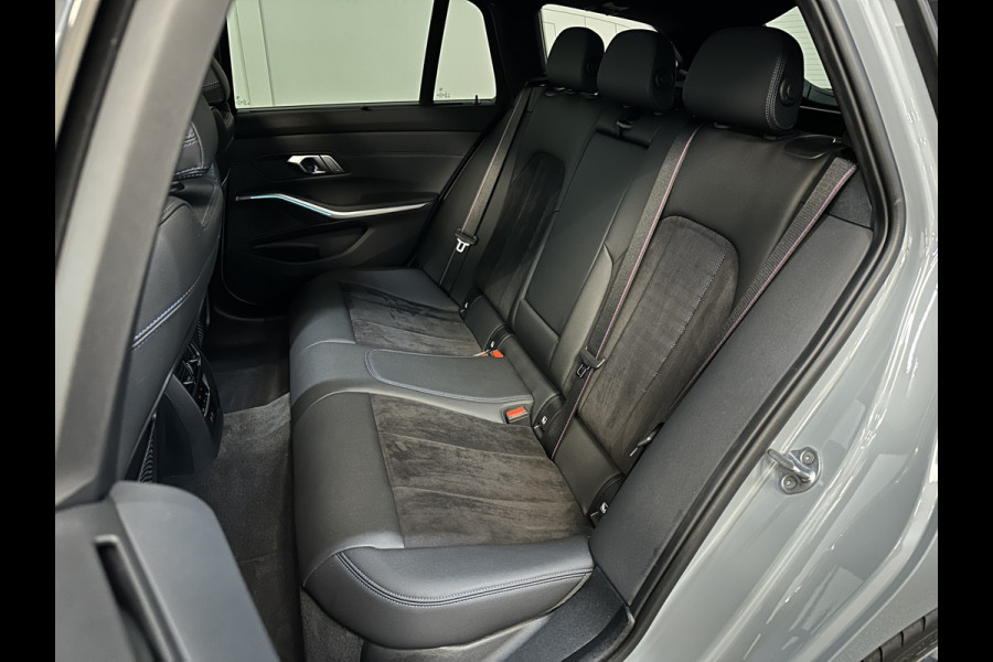 BMW 3 Serie Touring 330e 292pk M-Sport-Pro | Carbon | ACC | Stuurverw. | M50 jahre | M340 Bumper en uitlaat | E.TH 1500kg | Pano | Camera | Dab+ | Adaptieve Cruise Control | Ambiance | Lane & Side Assist  | Apple & Android Carplay | Fabrieksgarantie.