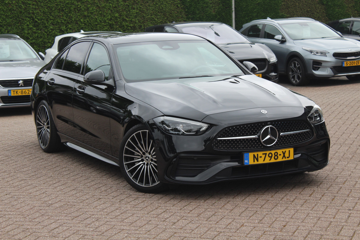 Mercedes-Benz C-Klasse 180 AMG Line / Camera / Leder&Alcantara / 18'' / Navigatie / DAB / Dodehoek / Stoelverwarming / Cruise Control Mercedes-Benz C-Klasse 180 AMG Line / Camera / Leder&Alcantara / 18'' / Navigatie / DAB / Dodehoek / Stoelverwarming / Cruise Control
