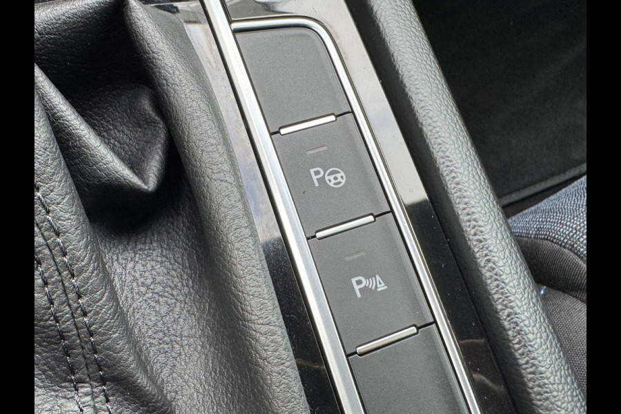 Volkswagen Passat Variant 1.4 TSI PHEV GTE * Sideassistent * Camera * Trekhaak *