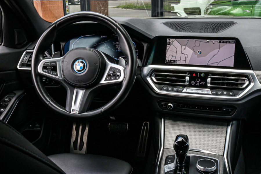 BMW 3 Serie Touring 330e - M-SPORT - CARPLAY - SFEERVERLICHTING