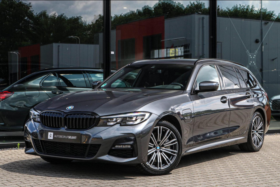 BMW 3 Serie Touring 330e - M-SPORT - CARPLAY - SFEERVERLICHTING