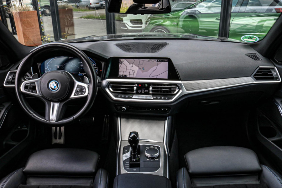 BMW 3 Serie Touring 330e - M-SPORT - CARPLAY - SFEERVERLICHTING