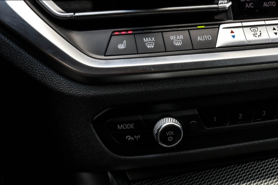 BMW 3 Serie Touring 330e - M-SPORT - CARPLAY - SFEERVERLICHTING
