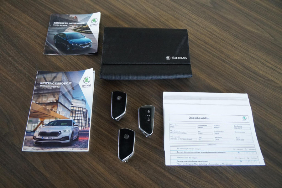 Škoda Octavia Combi 1.4 TSI iV PHEV Business Edition Plus + DODEHOEKDETECTIE / CAMERA / STOEL & STUURWIELVERWARMING
