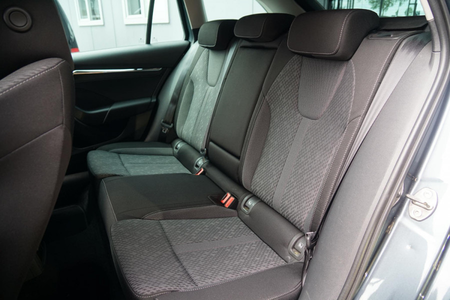 Škoda Octavia Combi 1.4 TSI iV PHEV Business Edition Plus + DODEHOEKDETECTIE / CAMERA / STOEL & STUURWIELVERWARMING