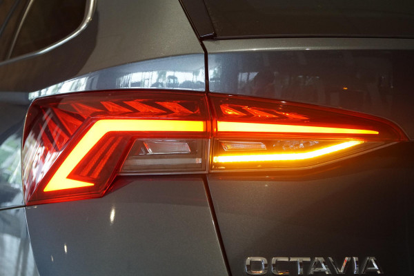 Škoda Octavia Combi 1.4 TSI iV PHEV Business Edition Plus + DODEHOEKDETECTIE / CAMERA / STOEL & STUURWIELVERWARMING