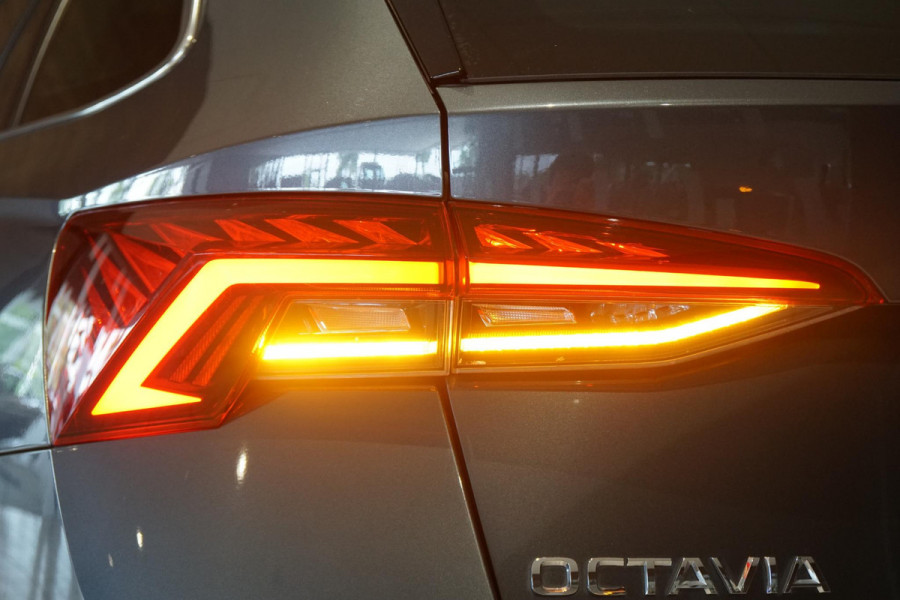 Škoda Octavia Combi 1.4 TSI iV PHEV Business Edition Plus + DODEHOEKDETECTIE / CAMERA / STOEL & STUURWIELVERWARMING