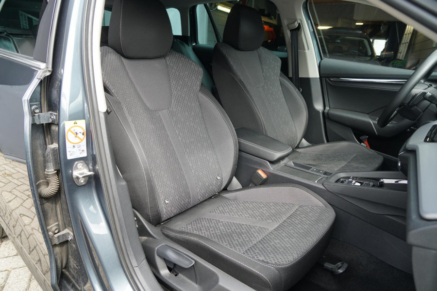 Škoda Octavia Combi 1.4 TSI iV PHEV Business Edition Plus + DODEHOEKDETECTIE / CAMERA / STOEL & STUURWIELVERWARMING