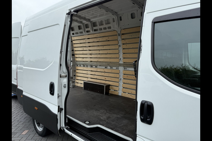 Iveco Daily 35S14 136 PK HI-MATIC AUTOMAAT / L2H3 / 1e EIG. / CRUISE / ECC / CAMERA / OPRIJPLANK / NAVI / 3-ZITS / 3500 KG AHG