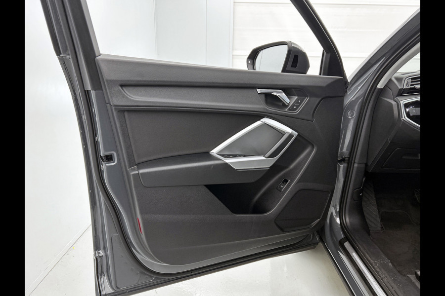 Audi Q3 35 TFSI Advanced S-line (NL-auto, Navi, Digitale Dash, Sportstoelen, Parkeersensoren, Etc)