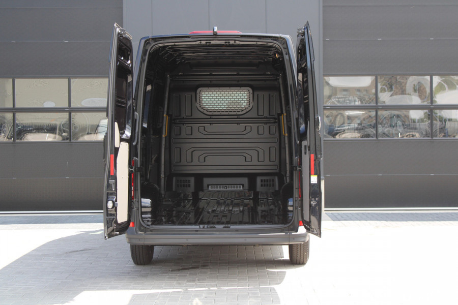 Volkswagen Crafter 35 2.0 TDI L3H3 177pk - 2x Schuifdeur - LED - Trekhaak - Navigatie - DAB - Geveerde stoel - Camera - Stoelverwarming - Rijklaar