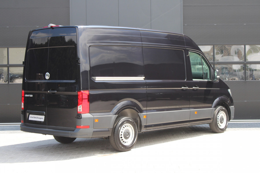 Volkswagen Crafter 35 2.0 TDI L3H3 177pk - 2x Schuifdeur - LED - Trekhaak - Navigatie - DAB - Geveerde stoel - Camera - Stoelverwarming - Rijklaar