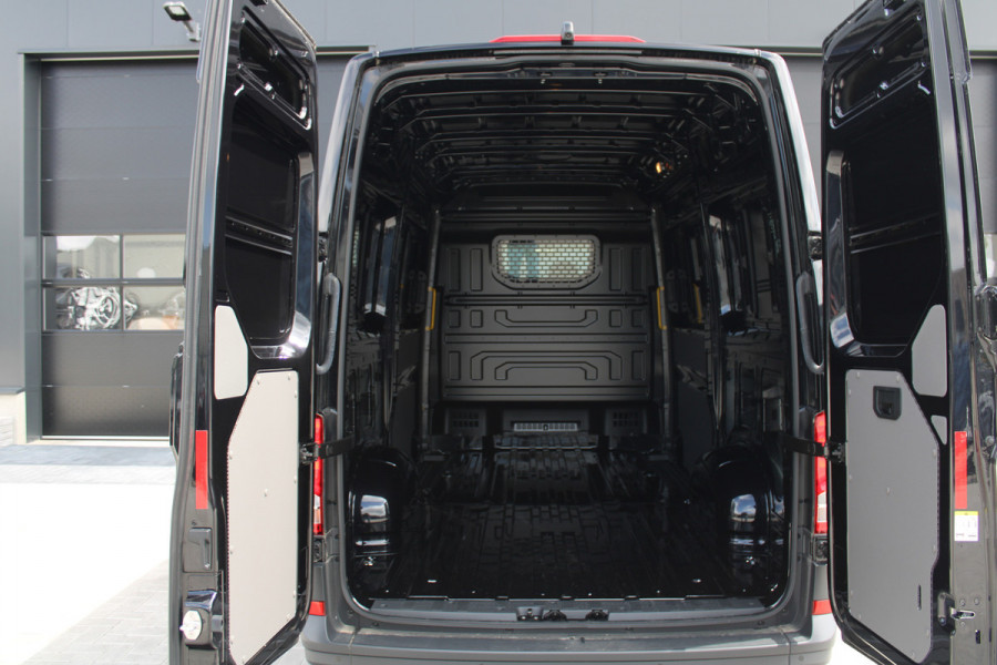 Volkswagen Crafter 35 2.0 TDI L3H3 177pk - 2x Schuifdeur - LED - Trekhaak - Navigatie - DAB - Geveerde stoel - Camera - Stoelverwarming - Rijklaar