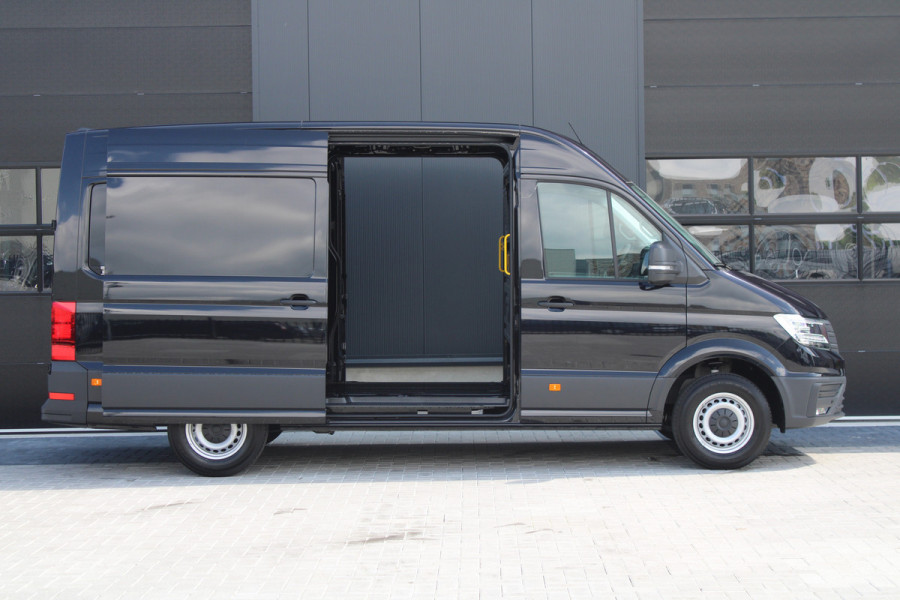 Volkswagen Crafter 35 2.0 TDI L3H3 177pk - 2x Schuifdeur - LED - Trekhaak - Navigatie - DAB - Geveerde stoel - Camera - Stoelverwarming - Rijklaar