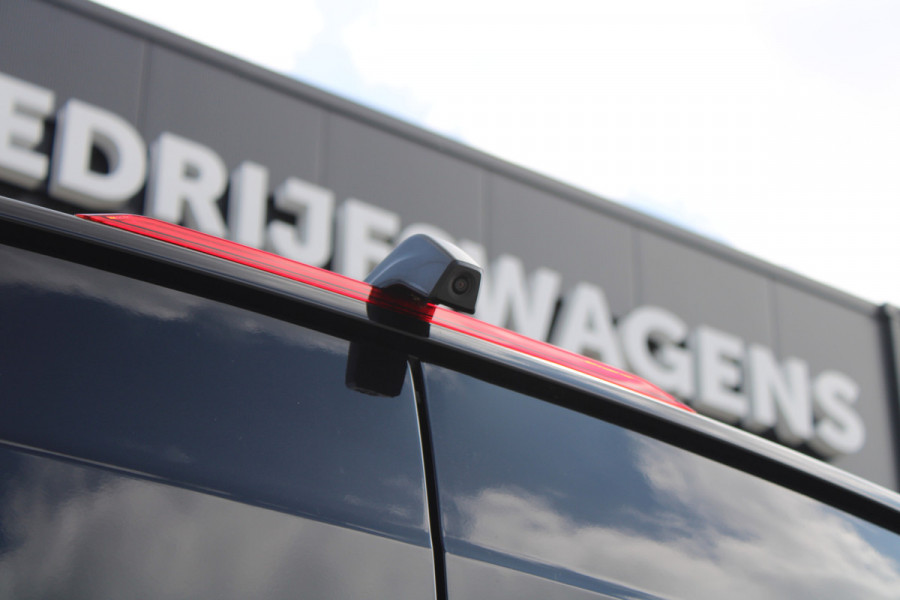 Volkswagen Crafter 35 2.0 TDI L3H3 177pk - 2x Schuifdeur - LED - Trekhaak - Navigatie - DAB - Geveerde stoel - Camera - Stoelverwarming - Rijklaar