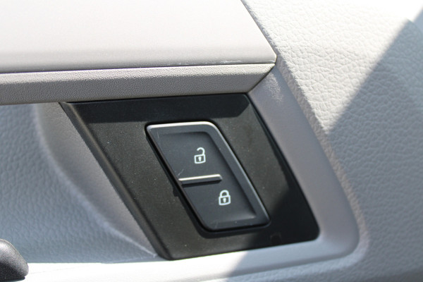 Volkswagen Crafter 35 2.0 TDI L3H3 177pk - 2x Schuifdeur - LED - Trekhaak - Navigatie - DAB - Geveerde stoel - Camera - Stoelverwarming - Rijklaar