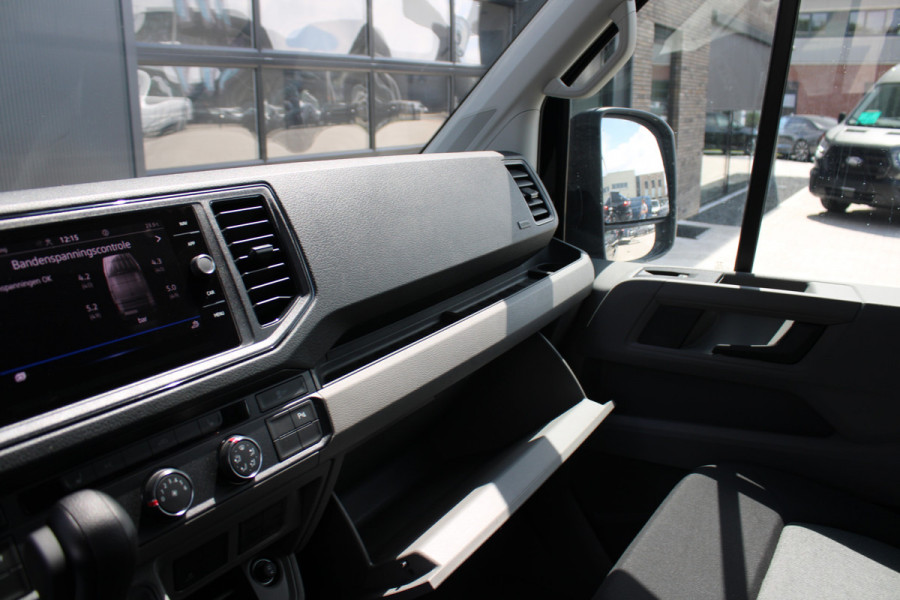 Volkswagen Crafter 35 2.0 TDI L3H3 177pk - 2x Schuifdeur - LED - Trekhaak - Navigatie - DAB - Geveerde stoel - Camera - Stoelverwarming - Rijklaar