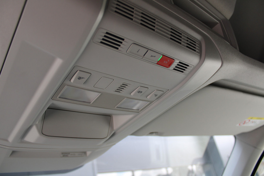 Volkswagen Crafter 35 2.0 TDI L3H3 177pk - 2x Schuifdeur - LED - Trekhaak - Navigatie - DAB - Geveerde stoel - Camera - Stoelverwarming - Rijklaar