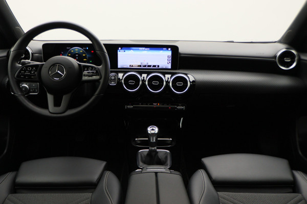 Mercedes-Benz A-Klasse 180 Premium Panoramadak, Navigatie, Camera, LED, Climate, PDC