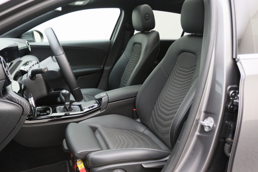 Mercedes-Benz A-Klasse 180 Premium Panoramadak, Navigatie, Camera, LED, Climate, PDC