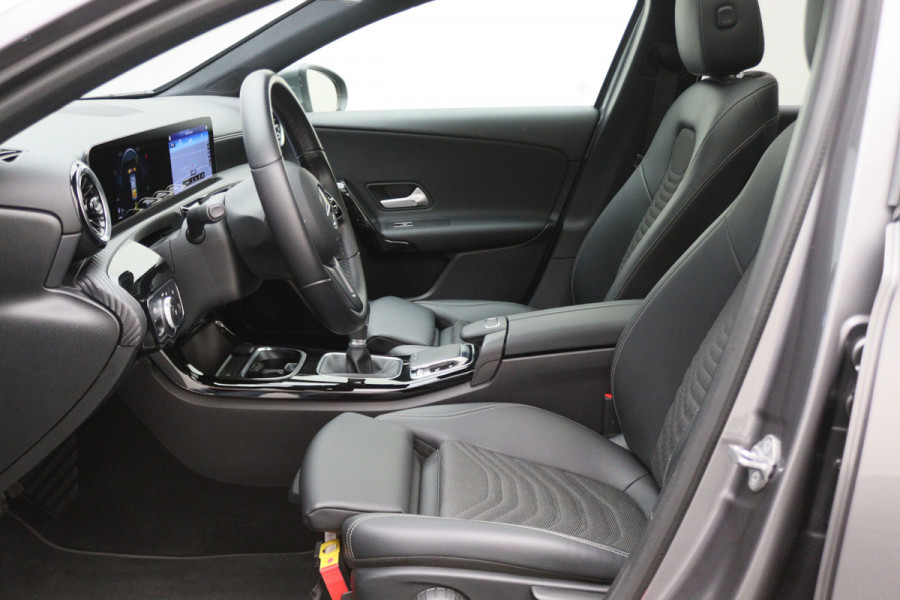 Mercedes-Benz A-Klasse 180 Premium Panoramadak, Navigatie, Camera, LED, Climate, PDC