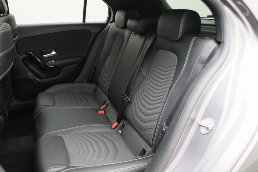 Mercedes-Benz A-Klasse 180 Premium Panoramadak, Navigatie, Camera, LED, Climate, PDC