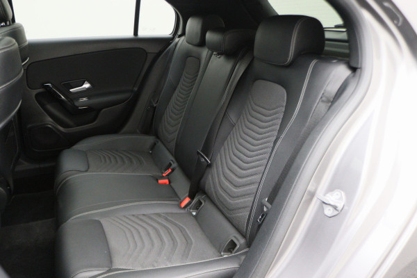 Mercedes-Benz A-Klasse 180 Premium Panoramadak, Navigatie, Camera, LED, Climate, PDC