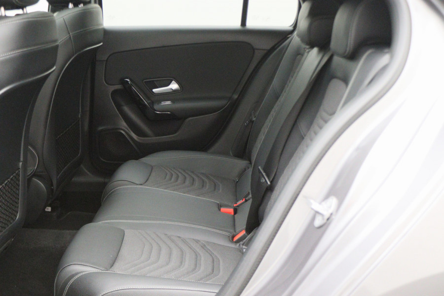Mercedes-Benz A-Klasse 180 Premium Panoramadak, Navigatie, Camera, LED, Climate, PDC