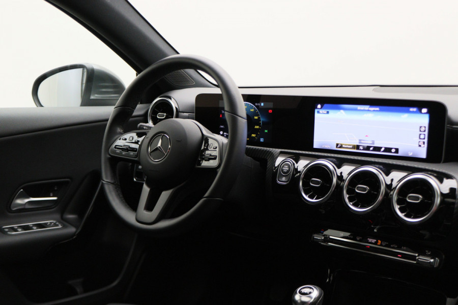 Mercedes-Benz A-Klasse 180 Premium Panoramadak, Navigatie, Camera, LED, Climate, PDC