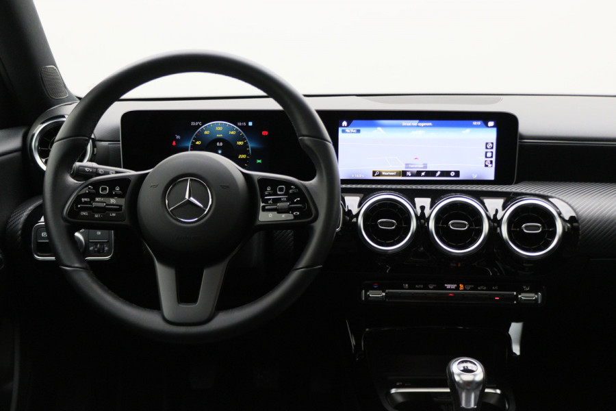 Mercedes-Benz A-Klasse 180 Premium Panoramadak, Navigatie, Camera, LED, Climate, PDC