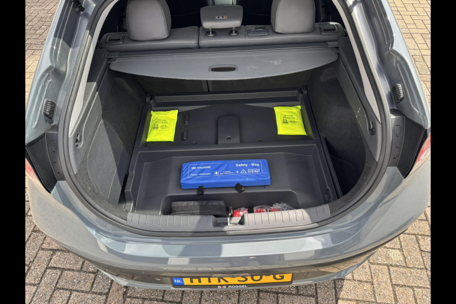 Hyundai IONIQ Premium EV 38 kWh Adaptive cruise control Climate control Stoel- en stuurverwarming Achterbankverwarming Snelladen