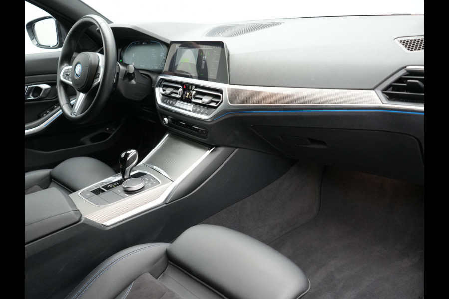 BMW 3 Serie Touring 320e M Sport Plug In Hybrid Dealer O.H PHEV | Alcantara Sportstoelen Verwarmd | 19"L.M | Keyless | Camera | Parkassist  | Apple Carplay | Sfeerverlichting | Navi Full Map |