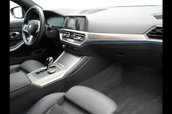 BMW 3 Serie Touring 320e M Sport Plug In Hybrid Dealer O.H PHEV | Alcantara Sportstoelen Verwarmd | 19"L.M | Keyless | Camera | Parkassist  | Apple Carplay | Sfeerverlichting | Navi Full Map |