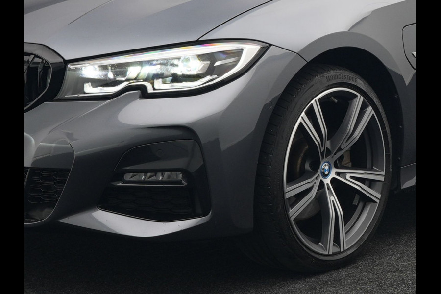 BMW 3 Serie Touring 320e M Sport Plug In Hybrid Dealer O.H PHEV | Alcantara Sportstoelen Verwarmd | 19"L.M | Keyless | Camera | Parkassist  | Apple Carplay | Sfeerverlichting | Navi Full Map |