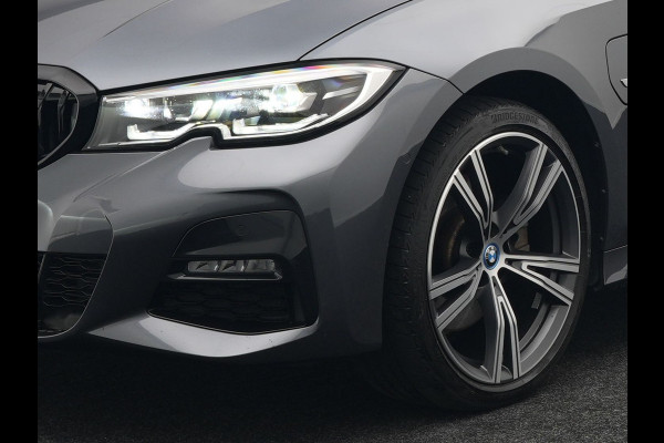 BMW 3 Serie Touring 320e M Sport Plug In Hybrid Dealer O.H PHEV | Alcantara Sportstoelen Verwarmd | 19"L.M | Keyless | Camera | Parkassist  | Apple Carplay | Sfeerverlichting | Navi Full Map |