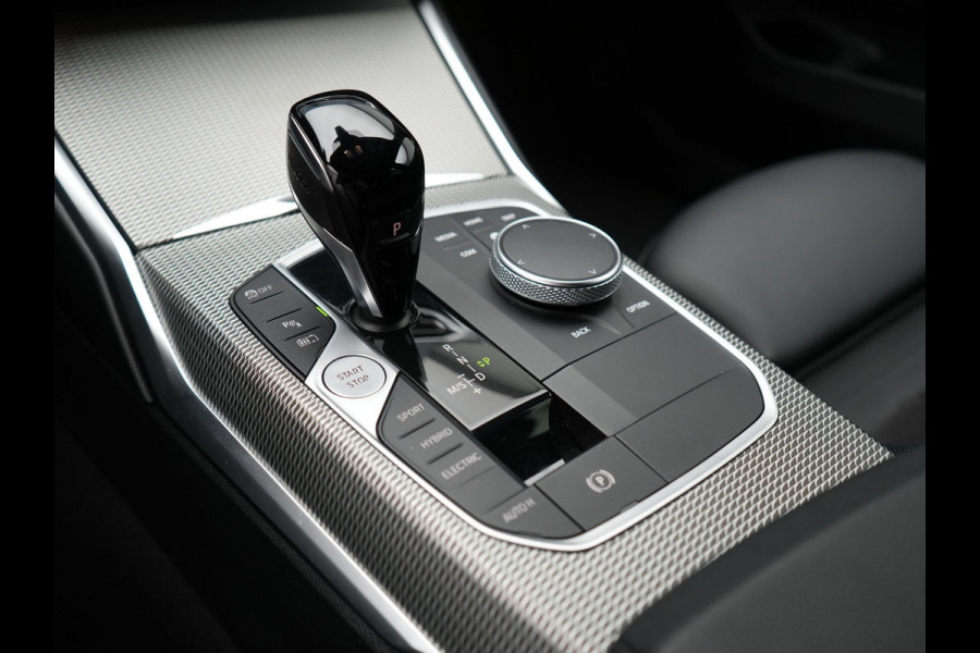 BMW 3 Serie Touring 320e M Sport Plug In Hybrid Dealer O.H PHEV | Alcantara Sportstoelen Verwarmd | 19"L.M | Keyless | Camera | Parkassist  | Apple Carplay | Sfeerverlichting | Navi Full Map |
