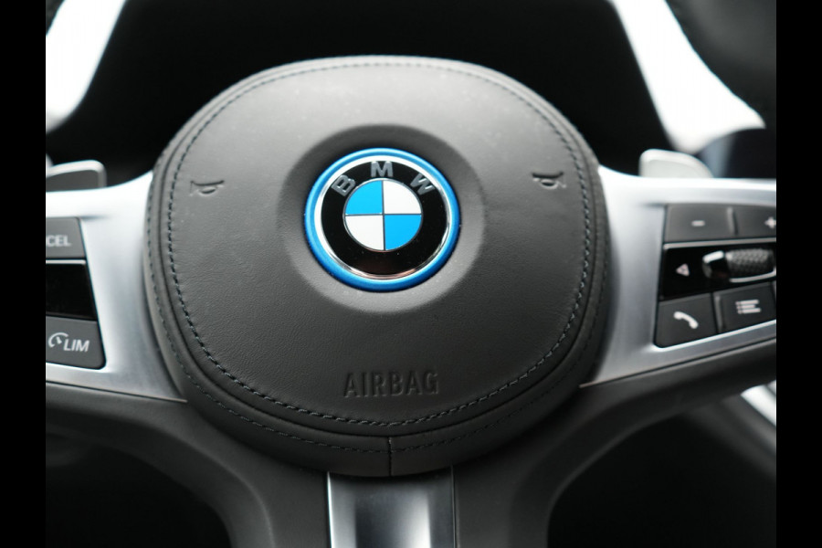 BMW 3 Serie Touring 320e M Sport Plug In Hybrid Dealer O.H PHEV | Alcantara Sportstoelen Verwarmd | 19"L.M | Keyless | Camera | Parkassist  | Apple Carplay | Sfeerverlichting | Navi Full Map |