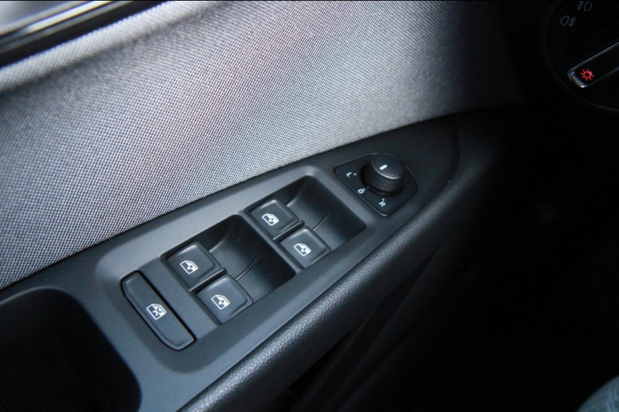 Seat León ST 1.0 EcoTSI Style Business Intense / Camera / App connect / Cruise