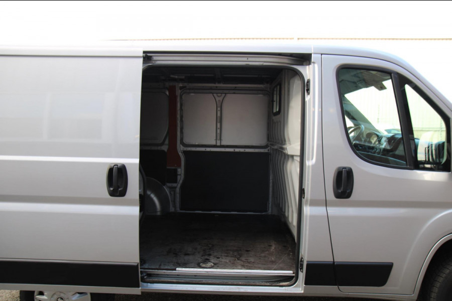 Peugeot Boxer 330 2.0 BlueHDI L1H1 Premium Pack / Camera / Trekhaak / Navi