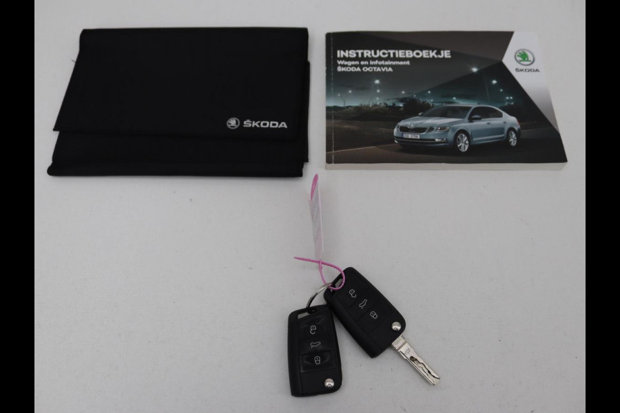 Škoda Octavia 1.5 TSI Business Edition | Stoelverwarming | Trekhaak | Carplay | Half leder | Navigatie | Climate control | Parkeerhulp | Cruise control