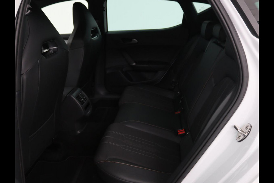 CUPRA Leon 1.4 e-Hybrid | Stoel & stuurverwarming | Carplay | Adaptive cruise | Camera | Navigatie | Sfeerverlichting | Full LED | Keyless | PHEV