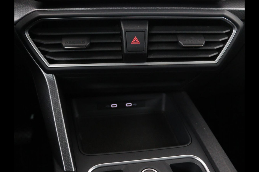Seat Leon 1.5 eTSI Style Launch Edition | Trekhaak | Carplay | Adaptive cruise | Camera | Navigatie | Park Assist | Climate control