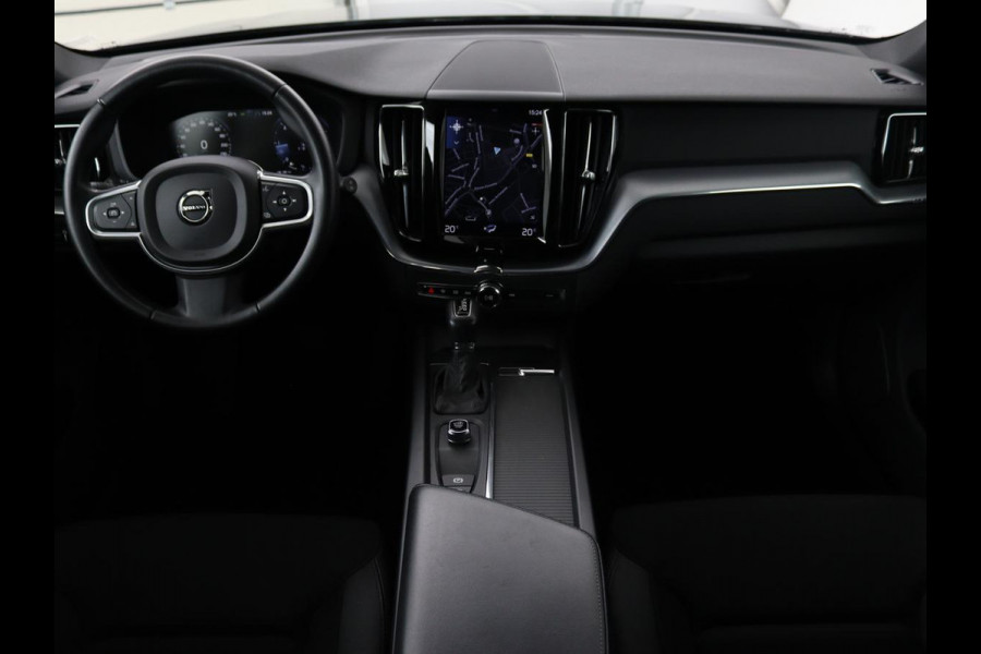 Volvo XC60 2.0 D4 Momentum Pro | Trekhaak | Camera | Half leder | Carplay | Navigatie | Full LED | Climate control | Getint glas | Parkeerhulp