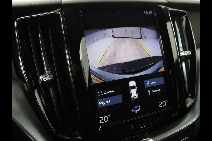 Volvo XC60 2.0 D4 Momentum Pro | Trekhaak | Camera | Half leder | Carplay | Navigatie | Full LED | Climate control | Getint glas | Parkeerhulp